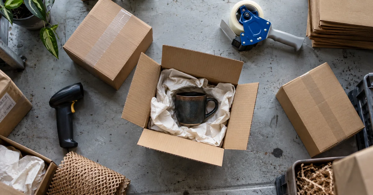 EC出荷台の商品、段ボール箱、バーコードスキャナー